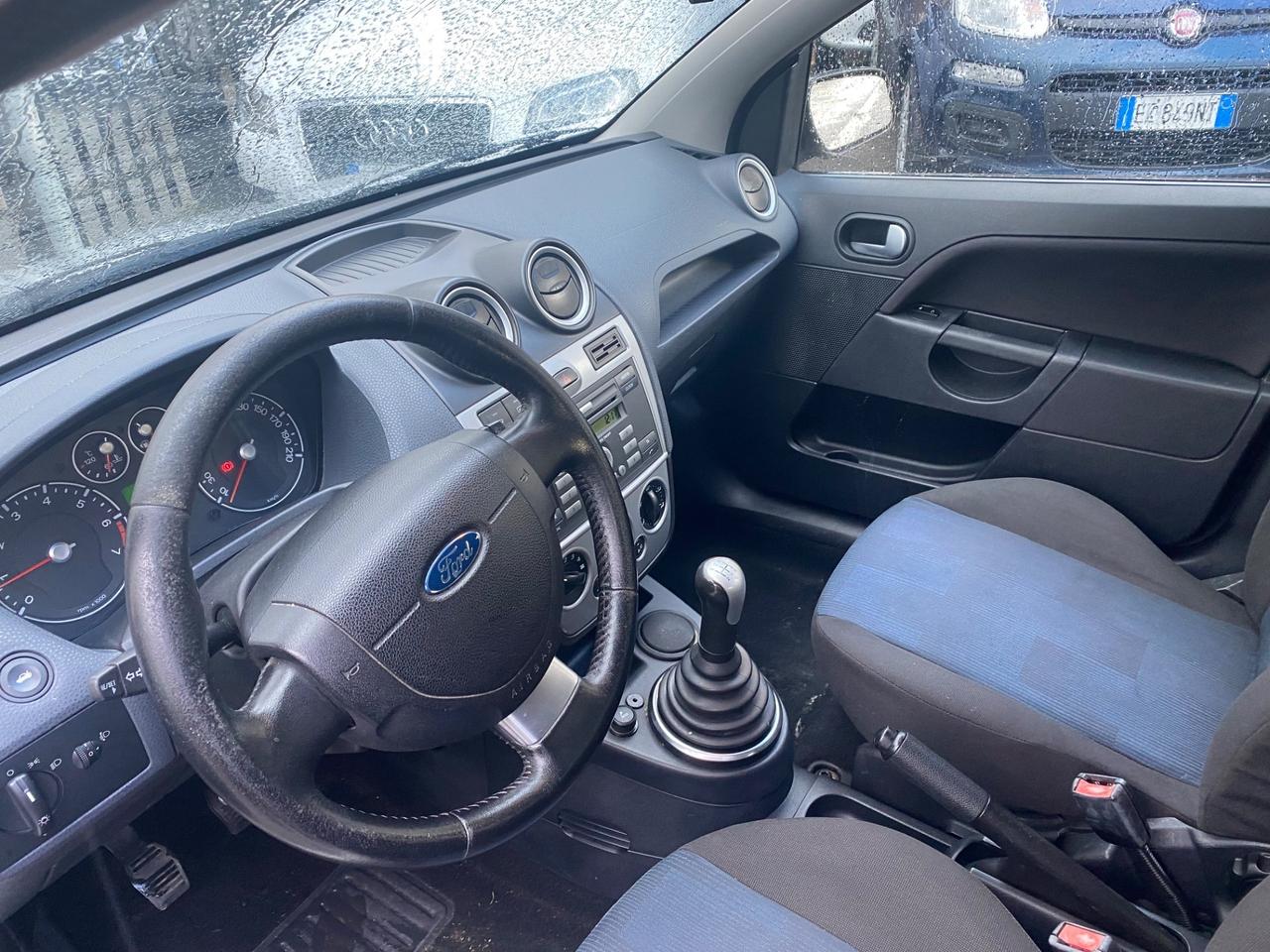 Ford Fiesta 1.2 16V 5p. Ghia ok neopatentati