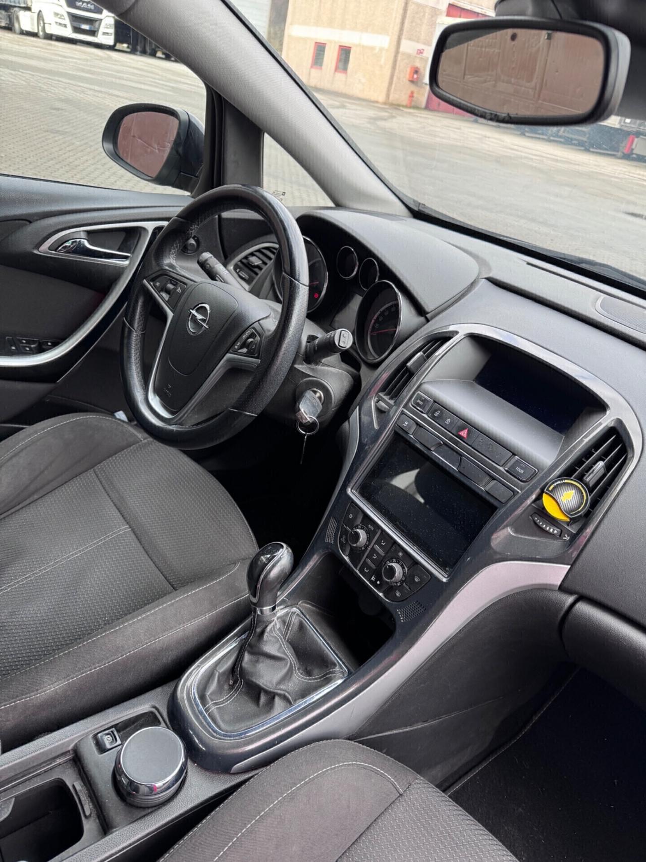 Opel Astra 5p COSMO S