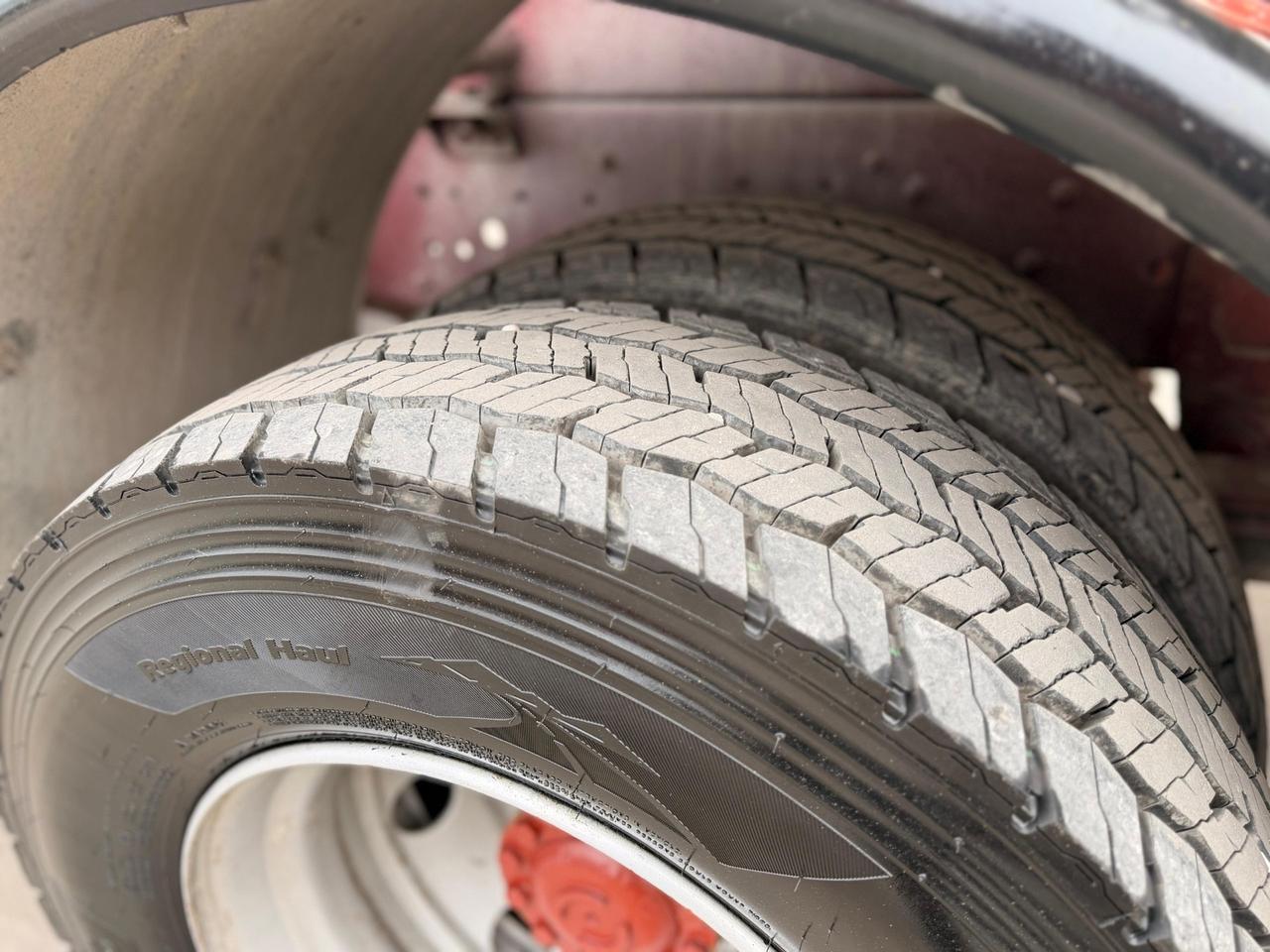 Iveco 130E18 ribaltabile con gru