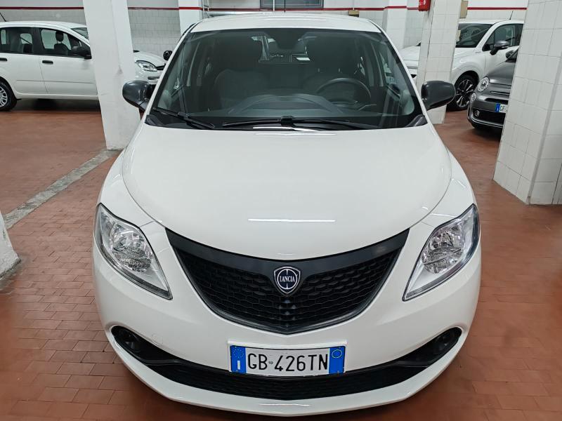 Lancia YPSILON HYBRID "SOLO 10.000 KM"