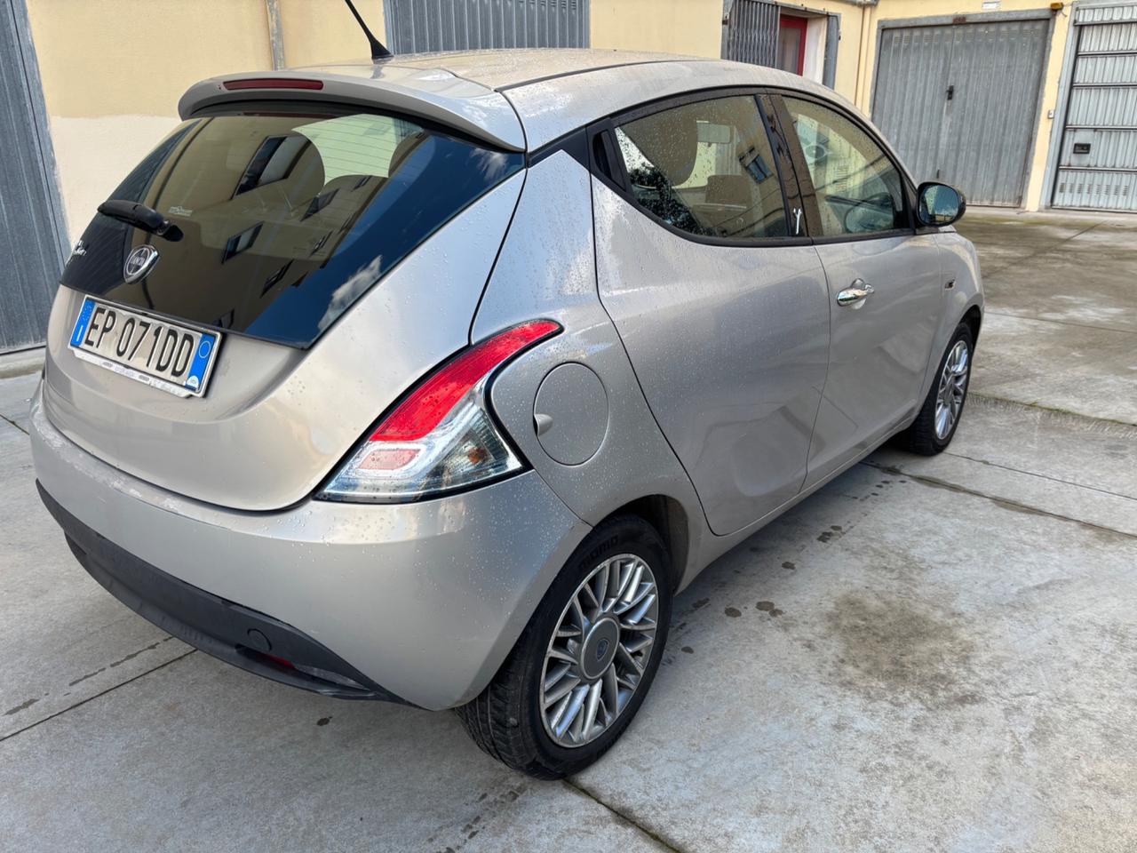 Lancia Ypsilon 1.3 MJT 75 CV Unyca