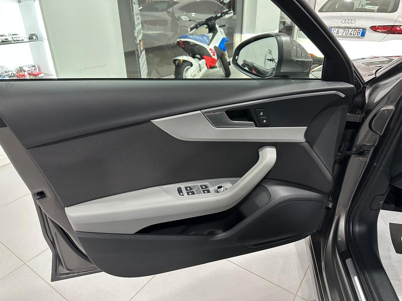 Audi A4 Avant 30 2.0 tdi s-tronic