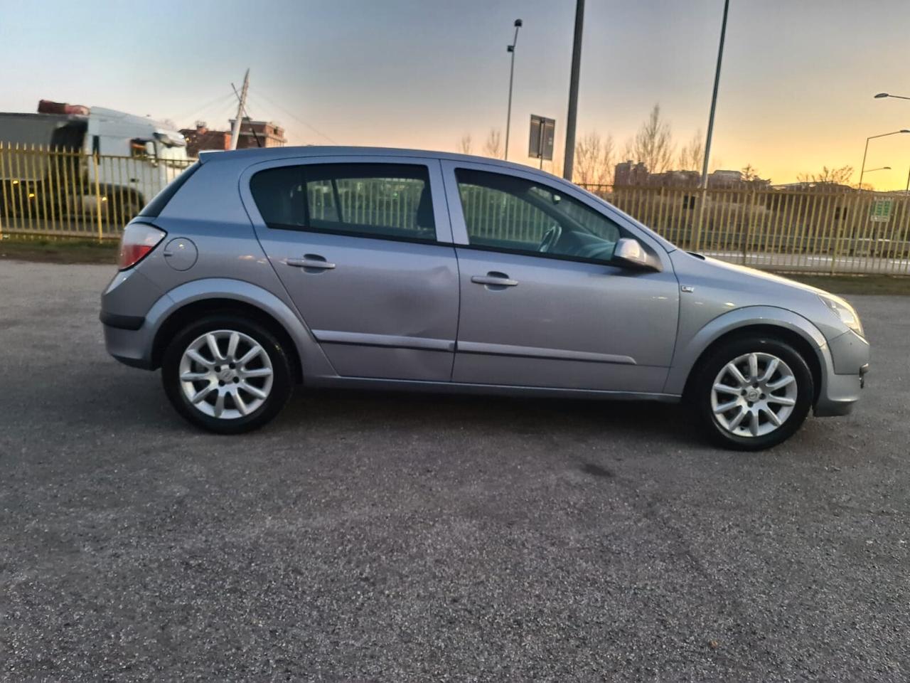 Opel Astra 1.6 16V Twinport 5 porte Cosmo