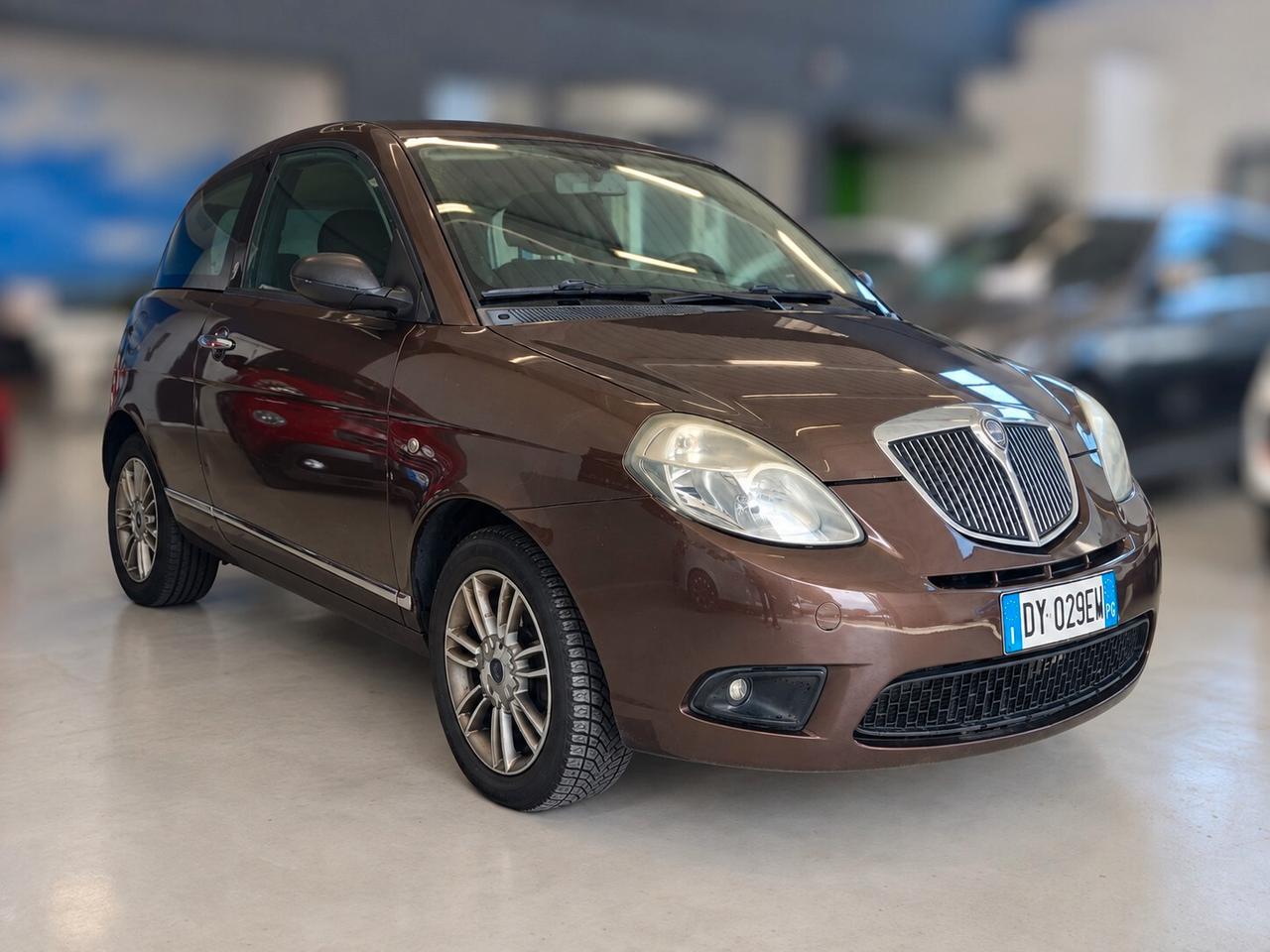 Lancia Ypsilon 1.3 MJT 75 CV Versus