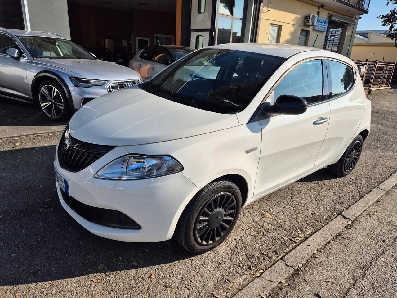 Lancia Ypsilon 1.0 FireFly 5 porte S&S Hybrid Silver