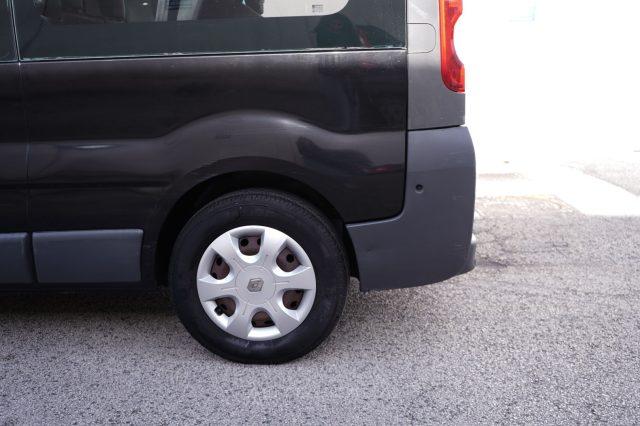 RENAULT Trafic T27 2.5 dCi 150cv PC-TN Passenger