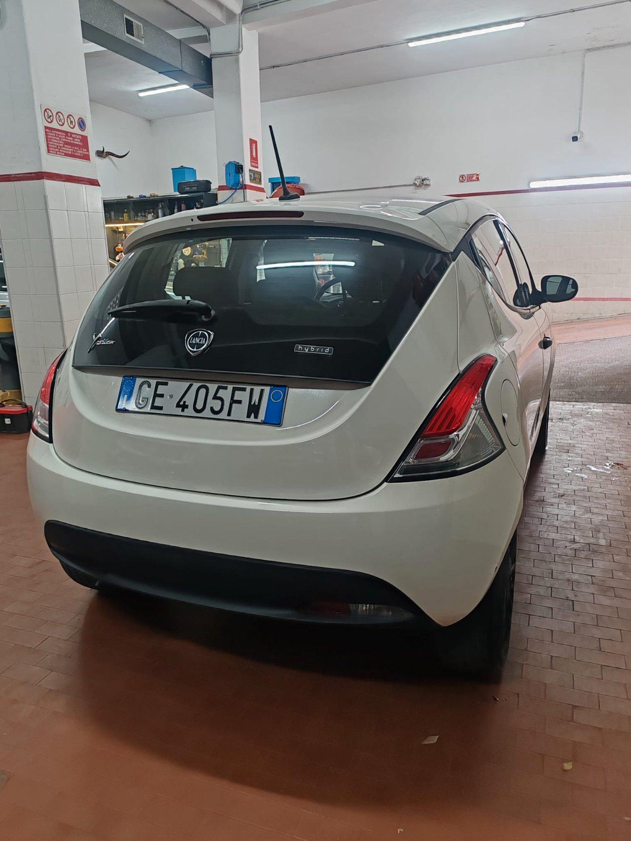 Lancia Ypsilon 5 Porte Ypsilon 1.0 firefly hybrid Silver s&s 70cv