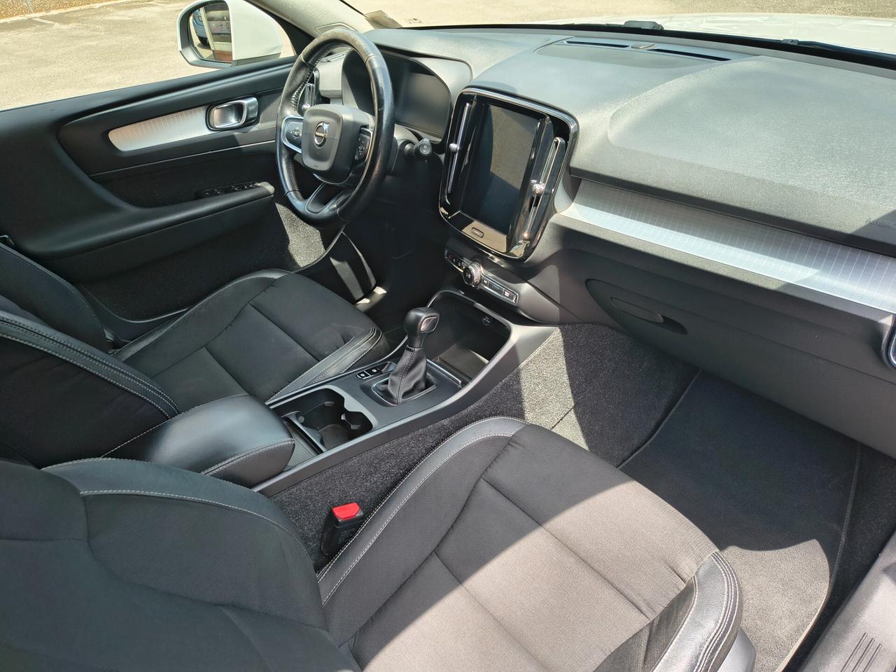 VOLVO XC40 D3 MOMENTUM "MAI VISTA UNA SIMILE"