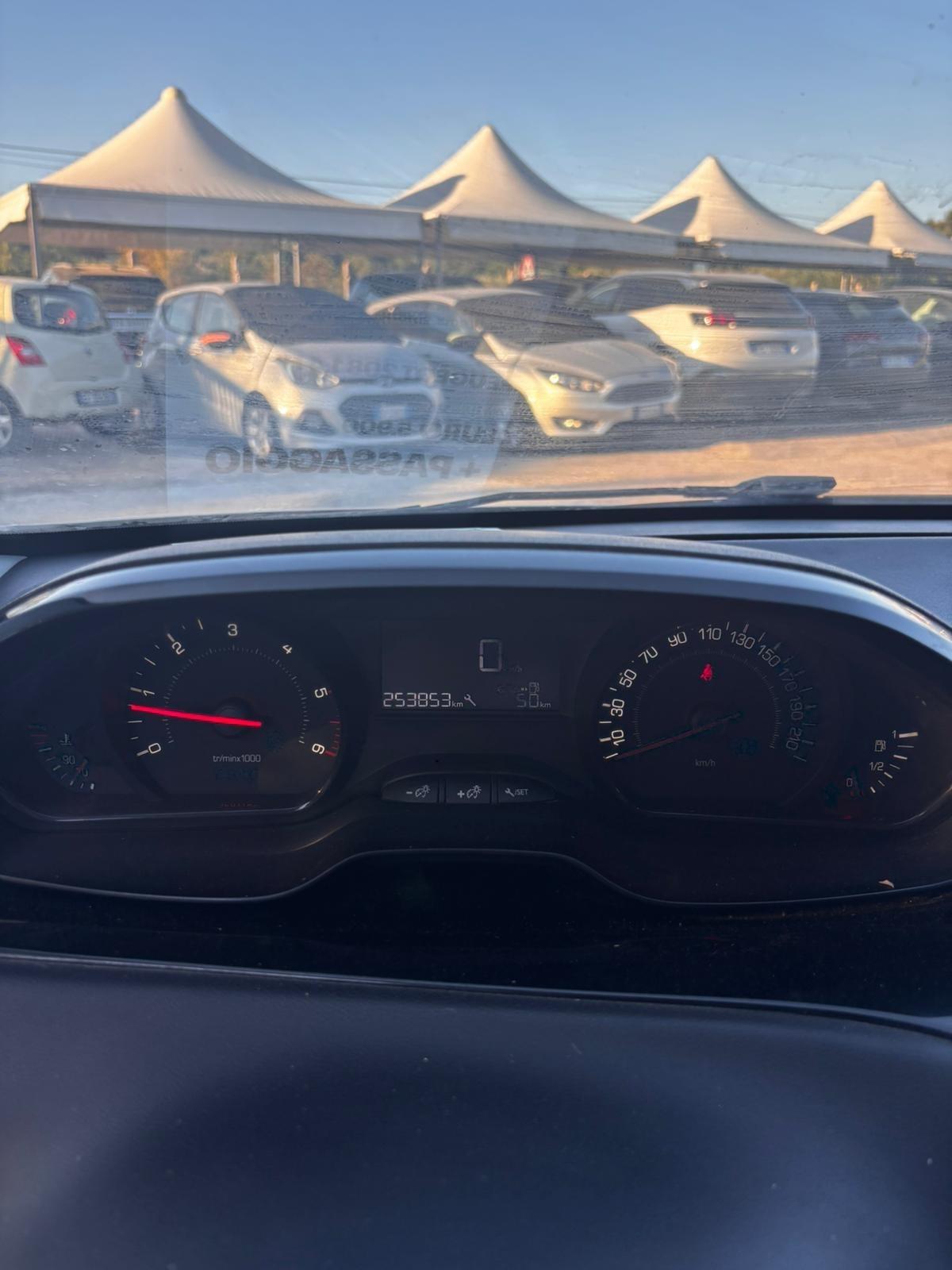 Peugeot 208 1.4 HDi 68 CV 5 porte Allure