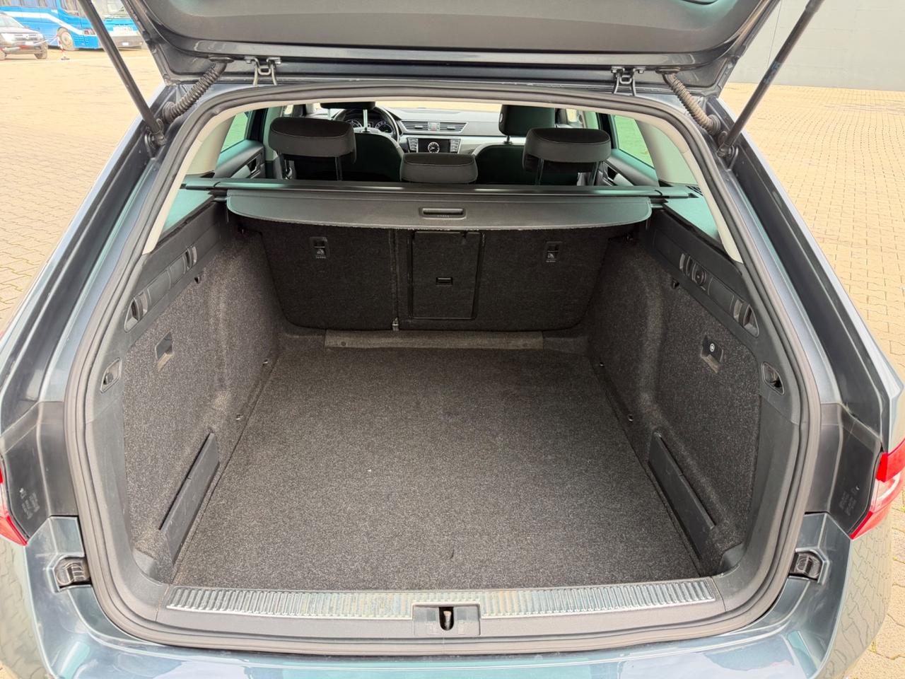 Skoda Superb 2.0 TDI DSG Wagon Style