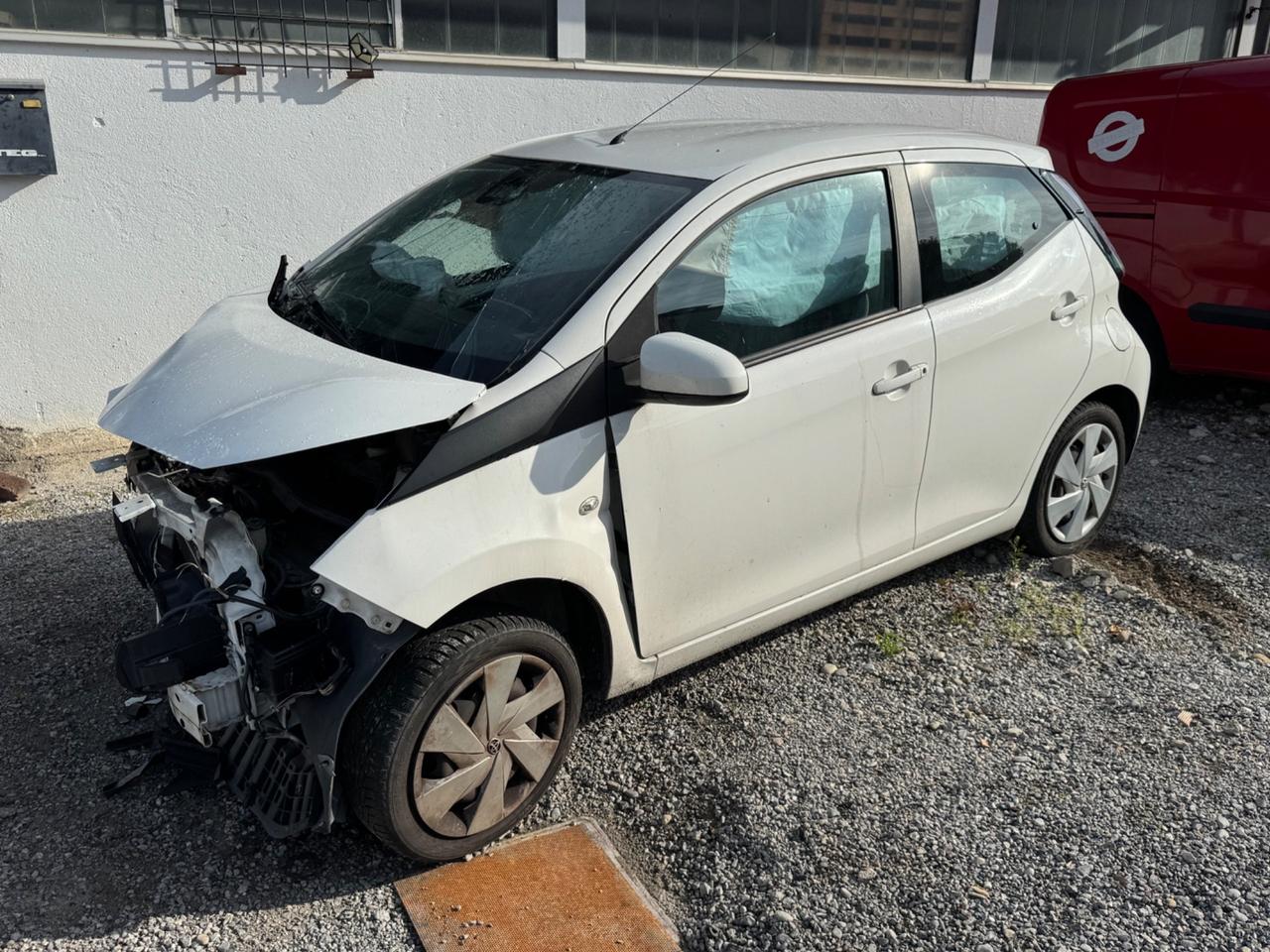 Toyota Aygo 1.0 VVT-i 69 CV 5 porte x-play