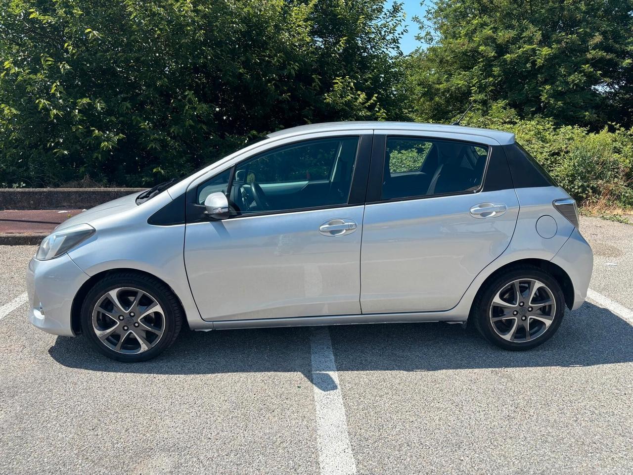 Toyota Yaris 1.5 Hybrid 5 porte Lounge Più GARANZIA UFFICIALE 3 ANNI TAGLIANDI CERTIFICATI KM ORIGINALI