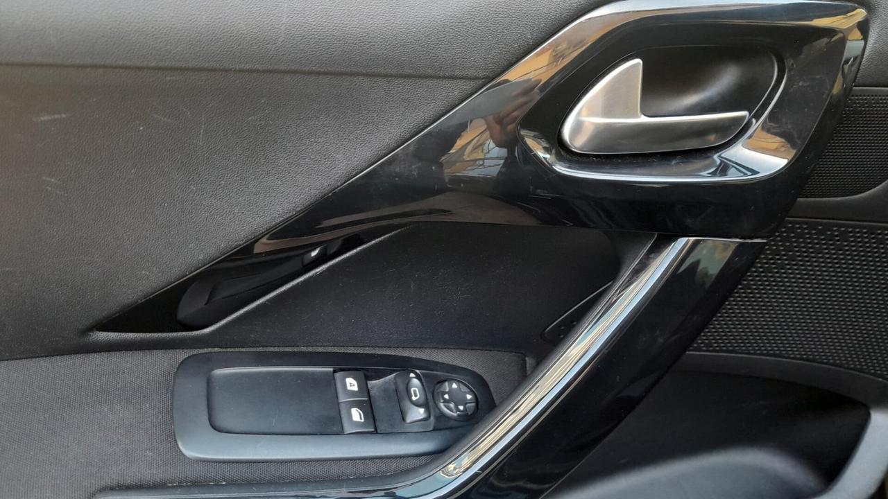 Peugeot 208 PureTech 82 5 porte Allure - Imp Gpl