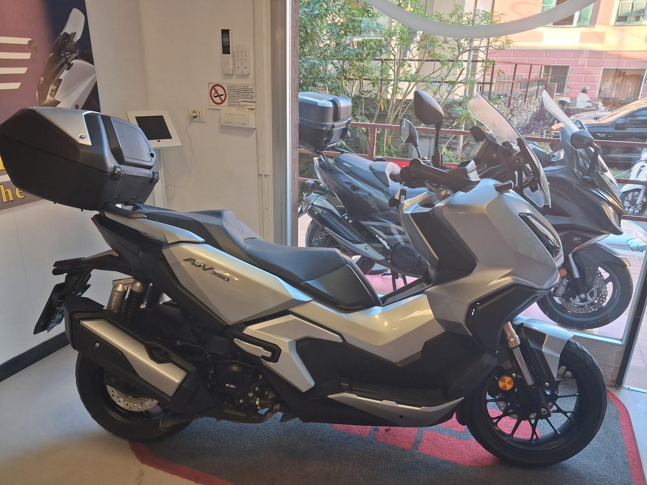 Honda ADV 350 ABS + TCS