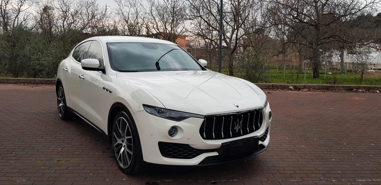 Maserati Levante V6 Diesel 275 Granlusso,pelle rossa,cerchi 21,navi,fari led bixeno,retrocamera,vetri scuri