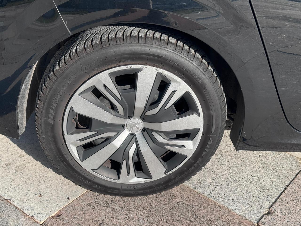 Peugeot 208 1.2 BENZINA - NEOPATENTATI -