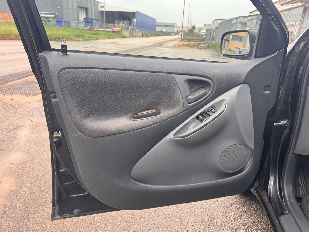 Toyota Yaris 1.0i 16V cat 5 porte Sol