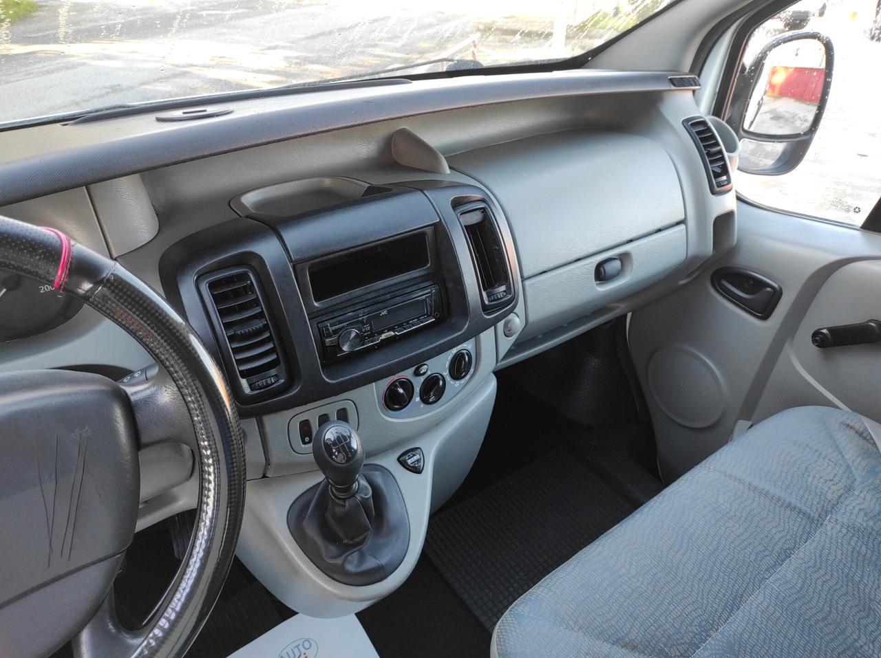 Renault Trafic 1.9 dCi - 80cv 9 POSTI