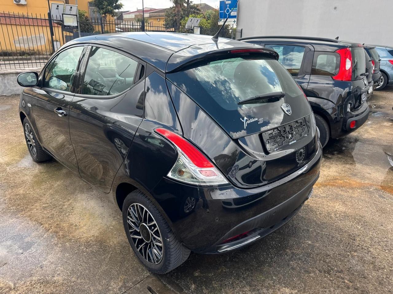 Lancia Ypsilon 1.2 69 CV Unyca MOMO DESIGN