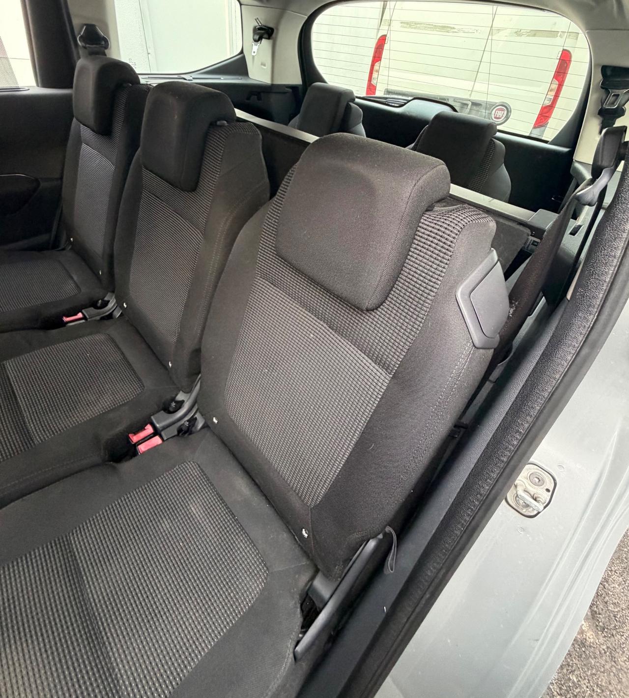 Peugeot 5008 1.6 HDi 112CV cambio robotizzato Féline