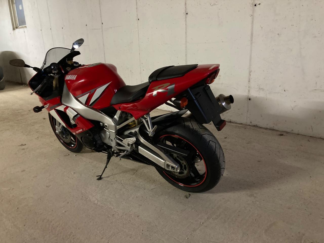 Vendo YAMAHA R1 da vetrina