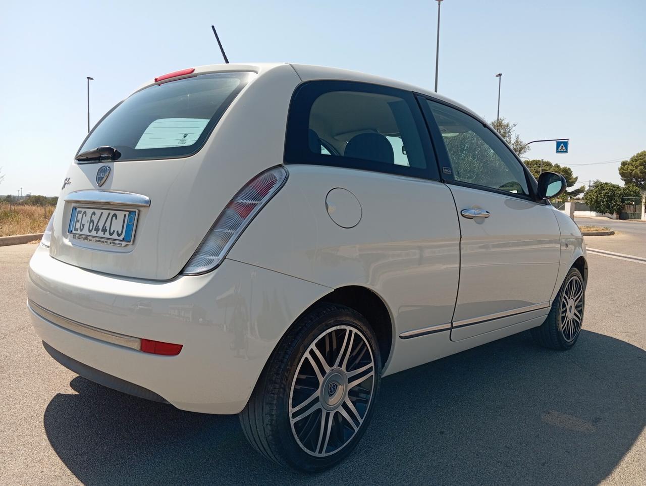 Lancia Ypsilon 1.3 MJT 75 CV Unyca