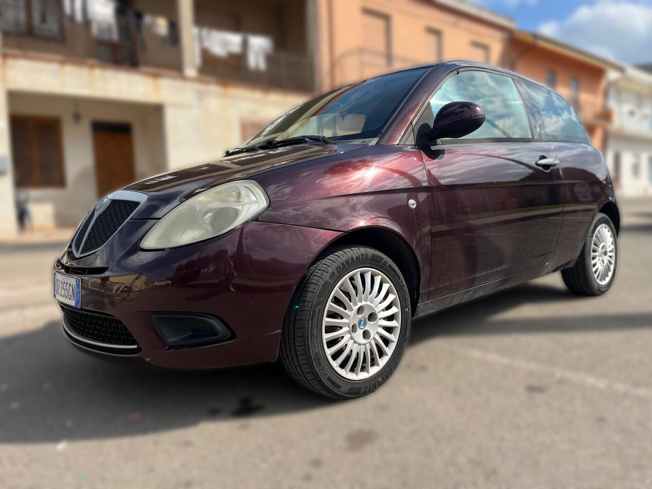 Lancia Ypsilon 1.3 MJT 75 CV Versus