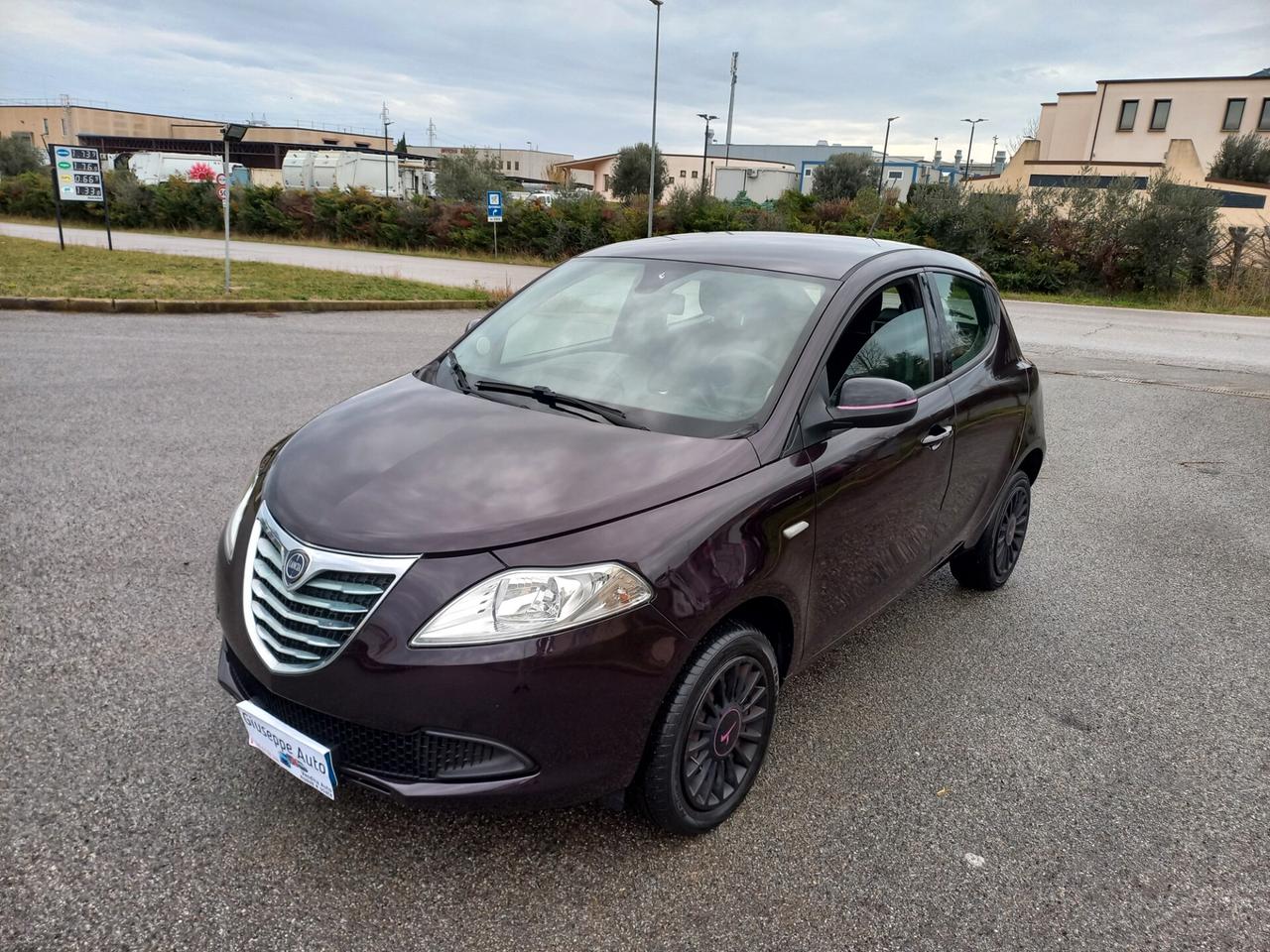 Lancia ypsilon elefantino viola