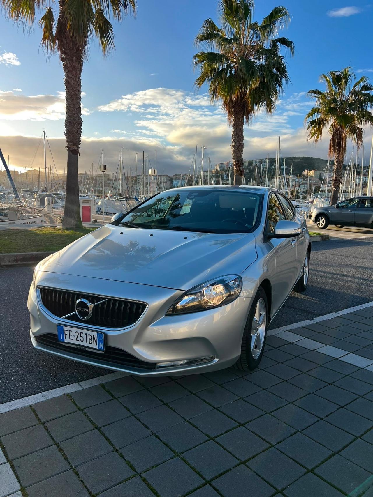 Volvo V40 D2 R-design Momentum