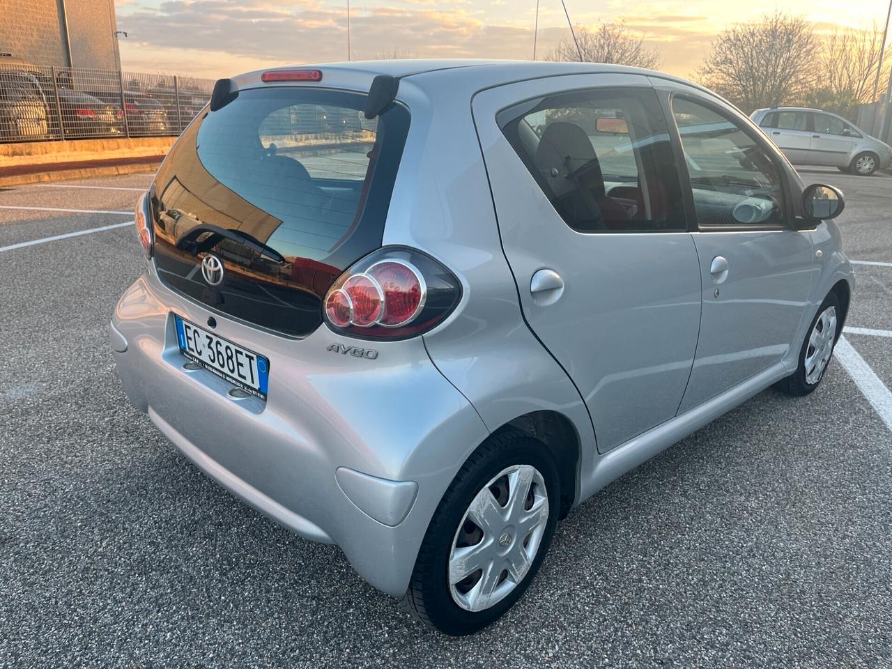 Toyota Aygo 1.0 12V VVT-i 5 porte Sol Connect Red Edition NEOPATENTATI