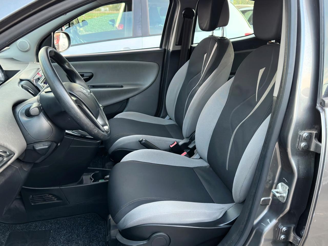 Lancia Ypsilon 1.2 69 CV Unyca