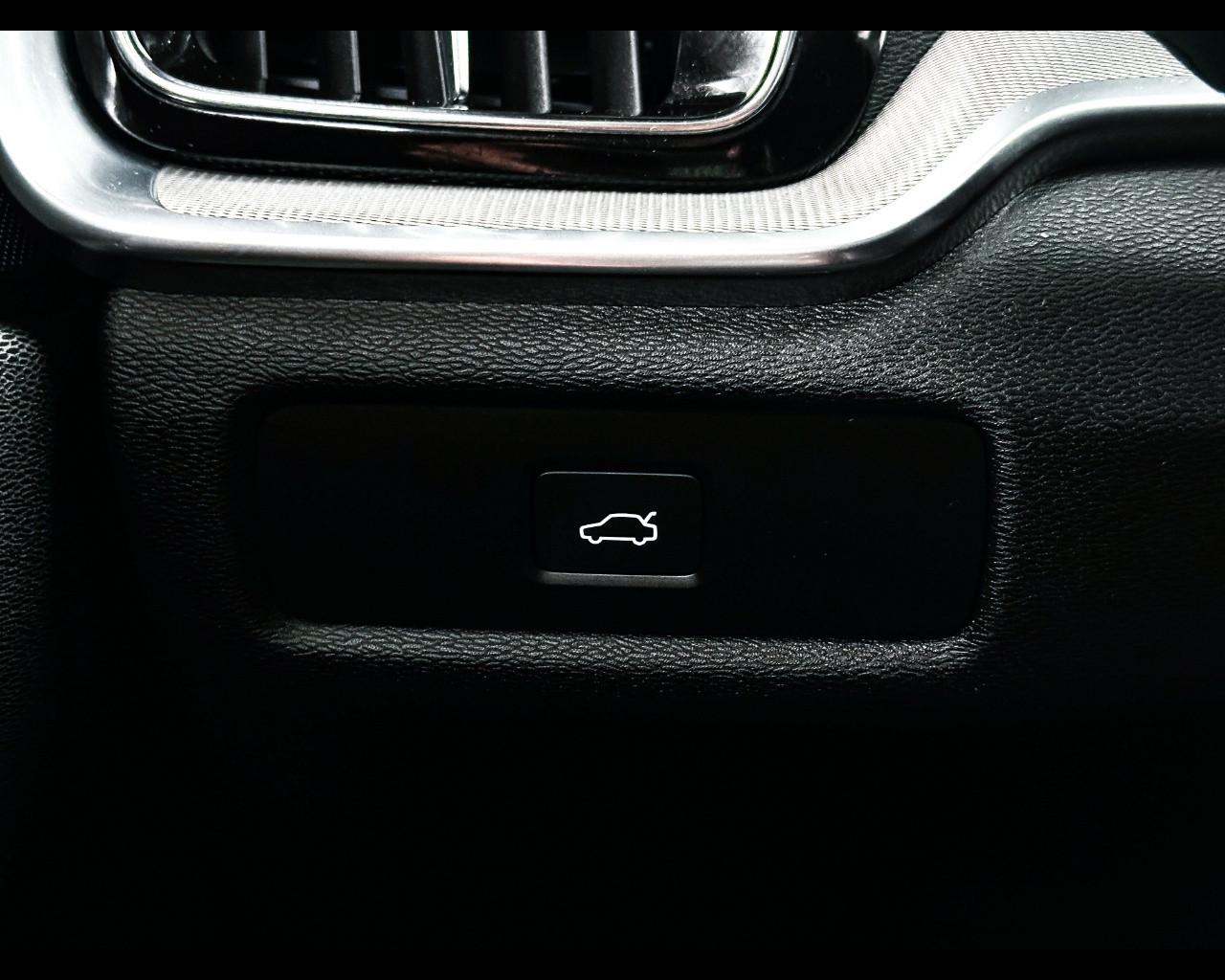 VOLVO V60 (2018-->) - V60 B4 (d) automatico Plus Dark