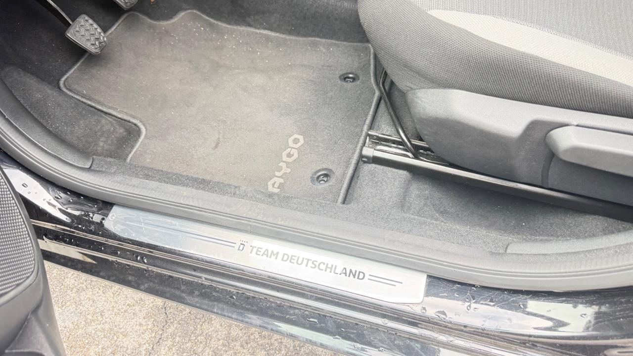 Toyota Aygo Connect 1.0 VVT-i 72 CV 5 porte x-play LED NAVI KAMERA PDC CERCHI 16 BLUETOOTH