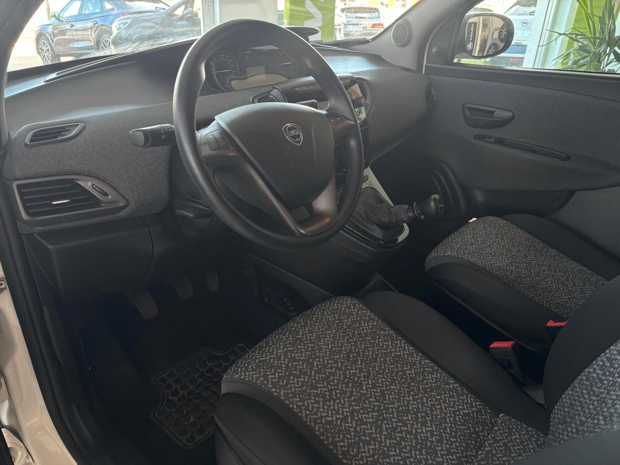 Lancia Ypsilon 1.0 FireFly 5 porte S&S Hybrid Silver