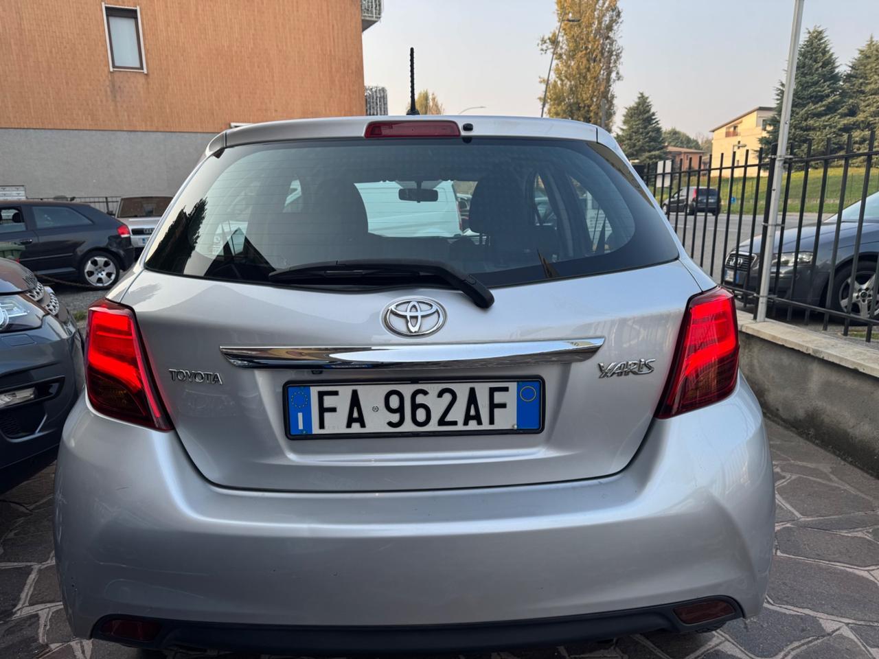 Toyota Yaris 1.0 5 porte Lounge neo patentati