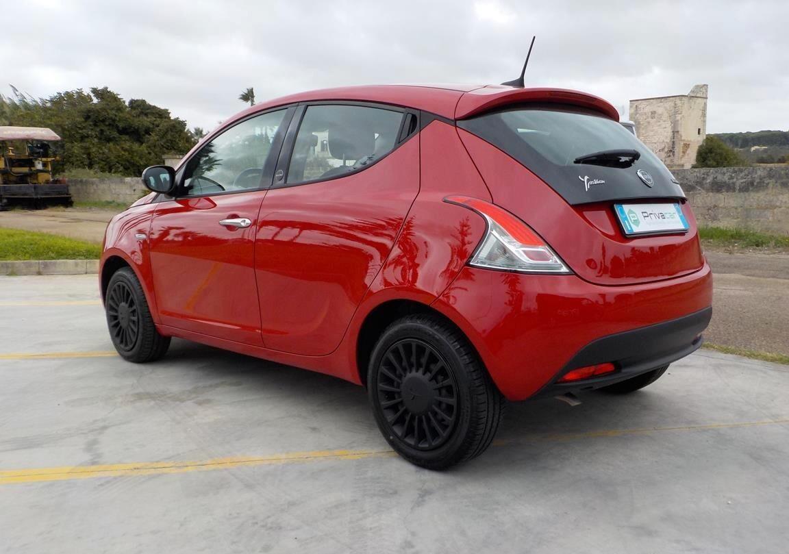 Lancia Ypsilon 1.0 FireFly 5 porte S&S Hybrid Ecochic Silver