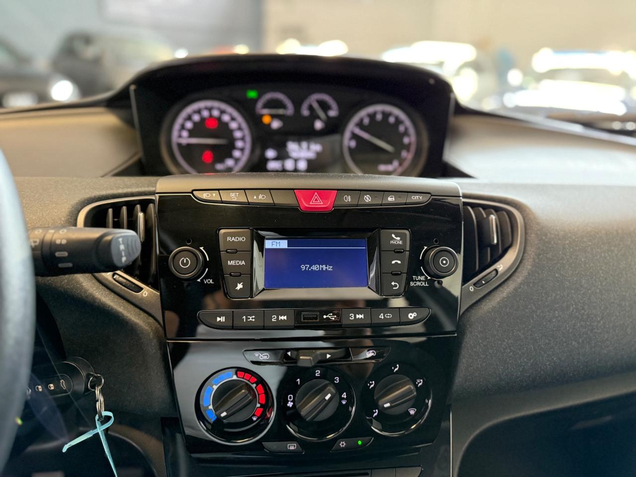 Lancia Ypsilon 1.0 FireFly 5 porte S&S Hybrid Ecochic Silver