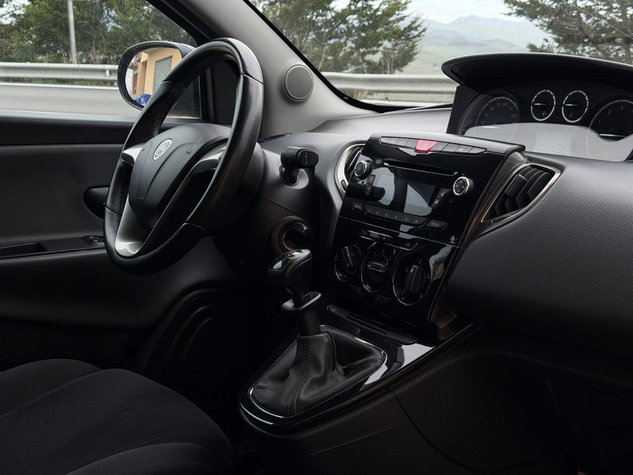 Lancia Ypsilon 1.2 69 CV 5 porte NEOPATENTATI
