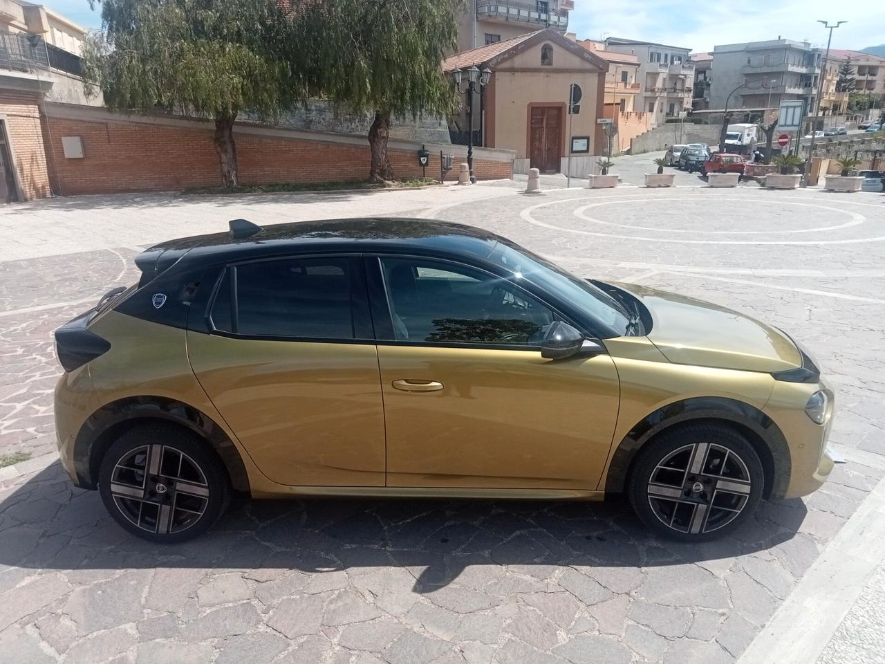 Lancia Ypsilon Hybrid e-DCT LX 2024