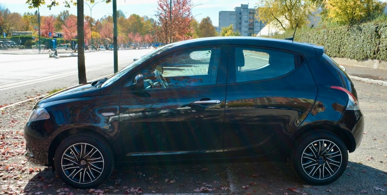 Lancia Ypsilon 1.0 FireFly 5 porte S&S Hybrid Gold