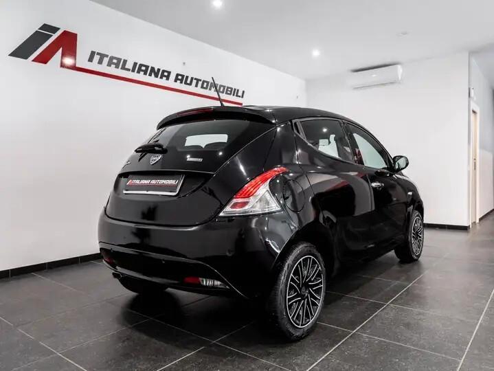 Lancia Ypsilon 1.0 FireFly 5 porte S&S Hybrid Ecochic Silver