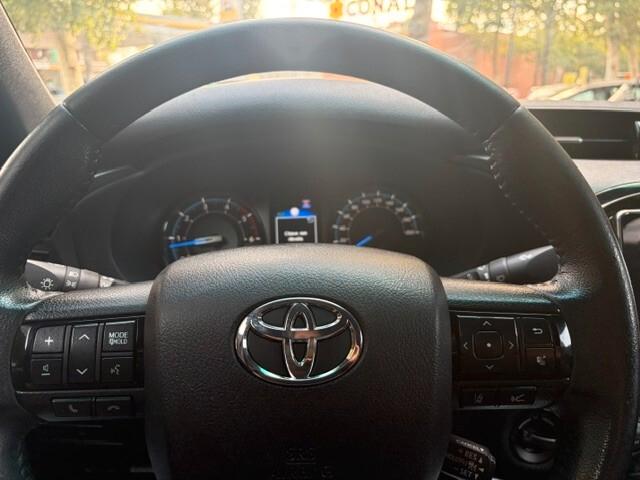 Toyota Hilux 2.4 D-4D A/T 4WD 4 porte Double Cab Invincible
