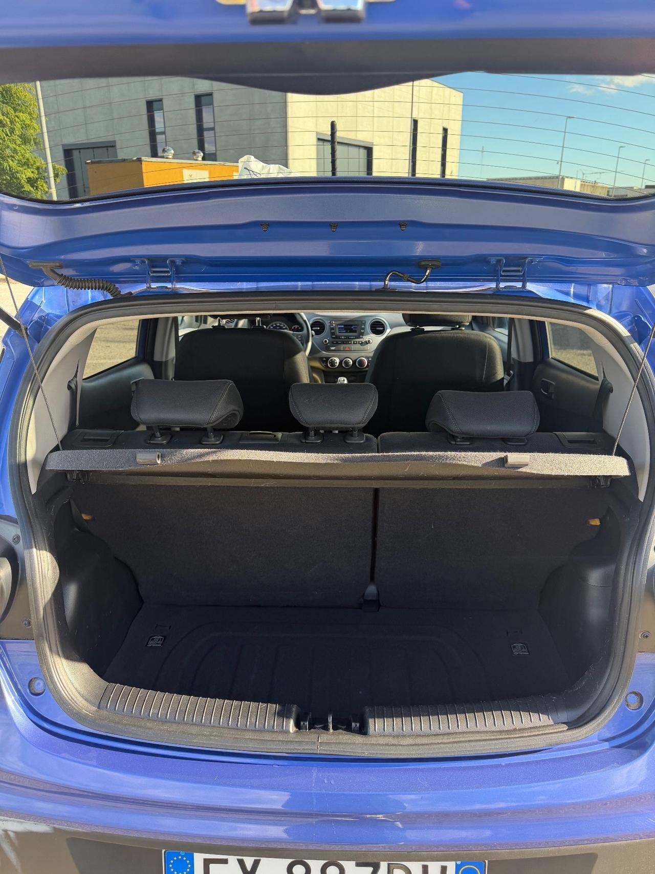 Hyundai i10 .