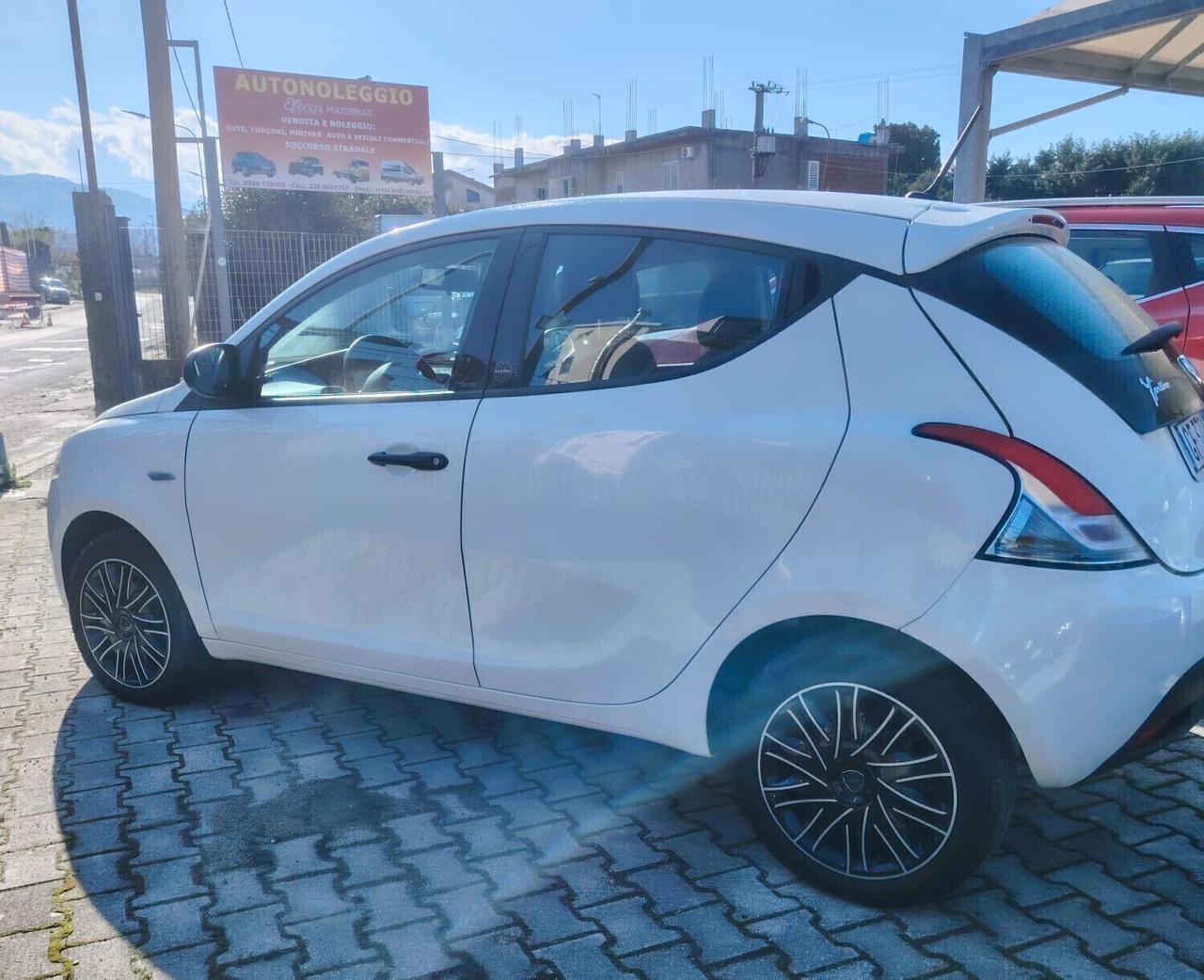 Lancia Ypsilon 1.0 FireFly 5 porte S&S Hybrid Ecochic Silver