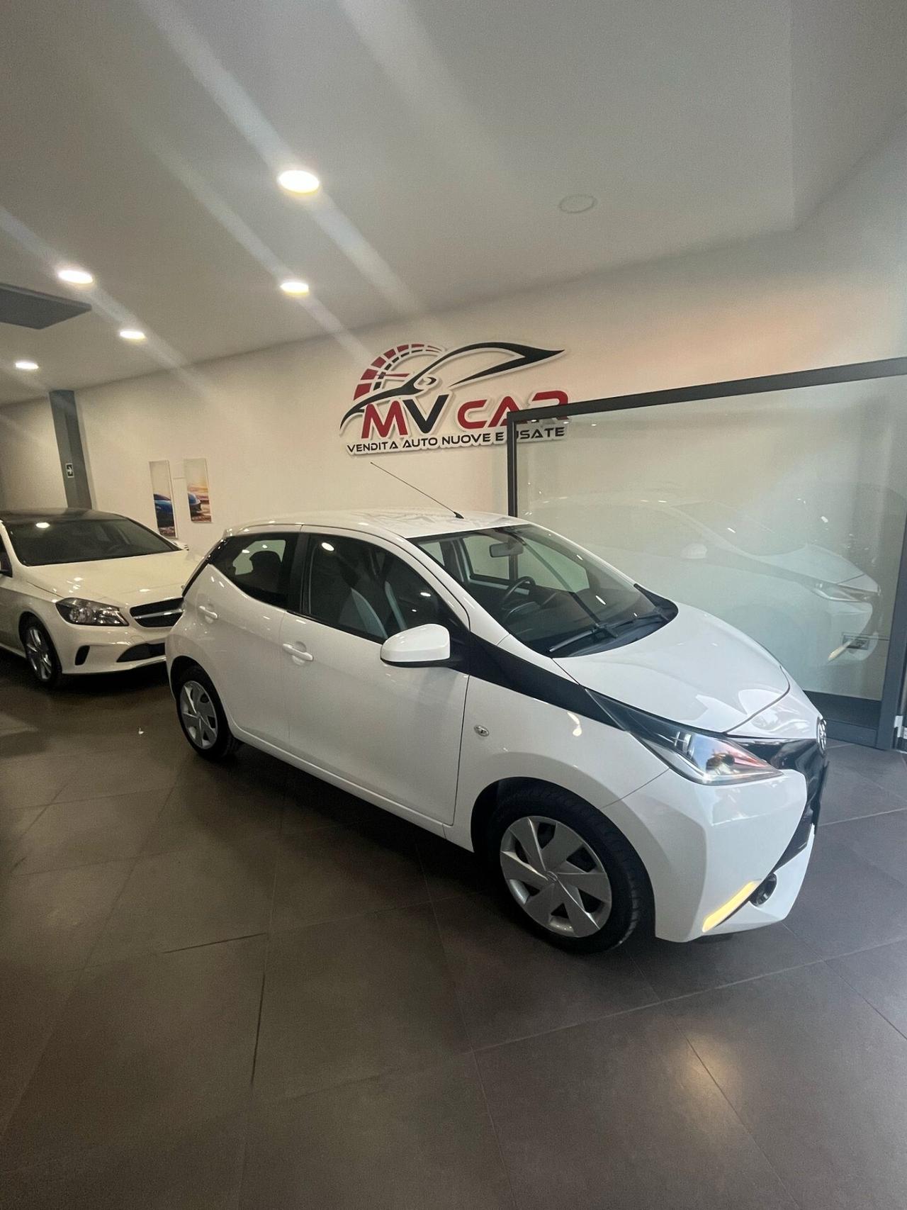 Toyota Aygo 1.0 VVT-i 69 CV 5 porte x-play MMT