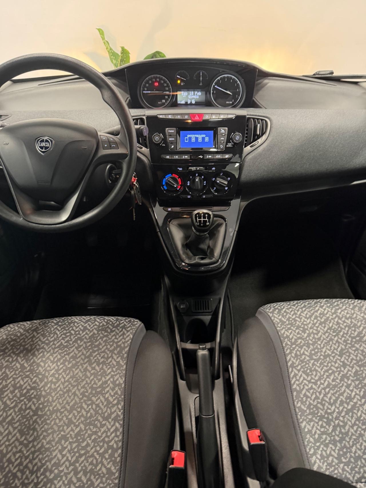 Lancia Ypsilon Elefantino Blu Gpl casa madre