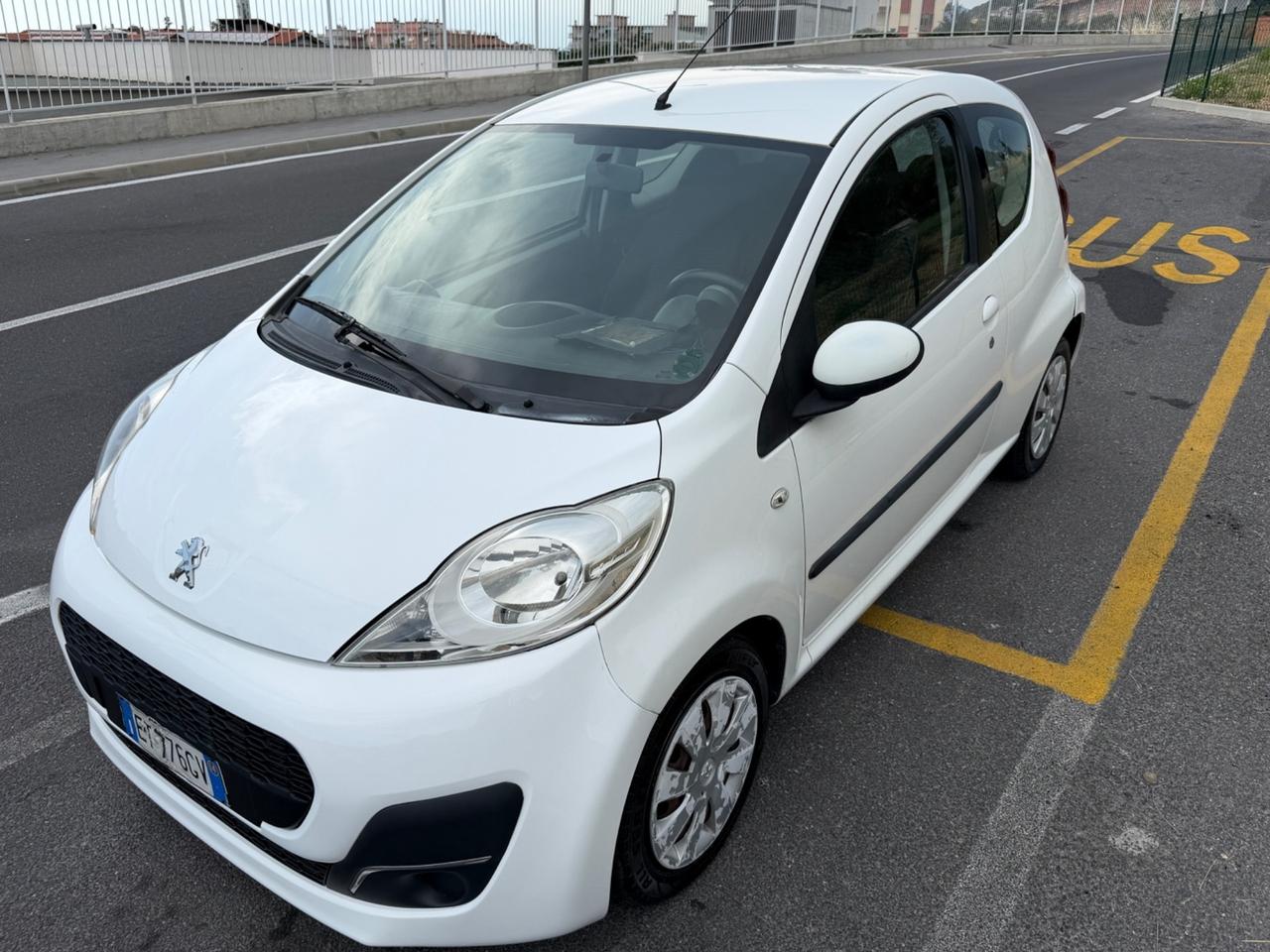 Peugeot 107 CON CAMBIO AUTOMATICO NEOPATENTATI