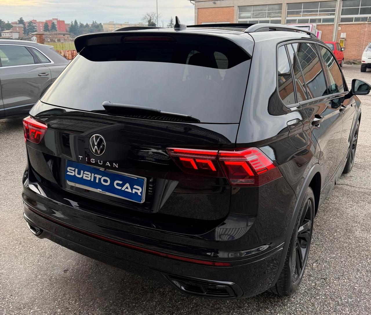Volkswagen Tiguan 2.0 TDI 150 CV SCR DSG R-Line TETTO APRIBILE BLACK PACK