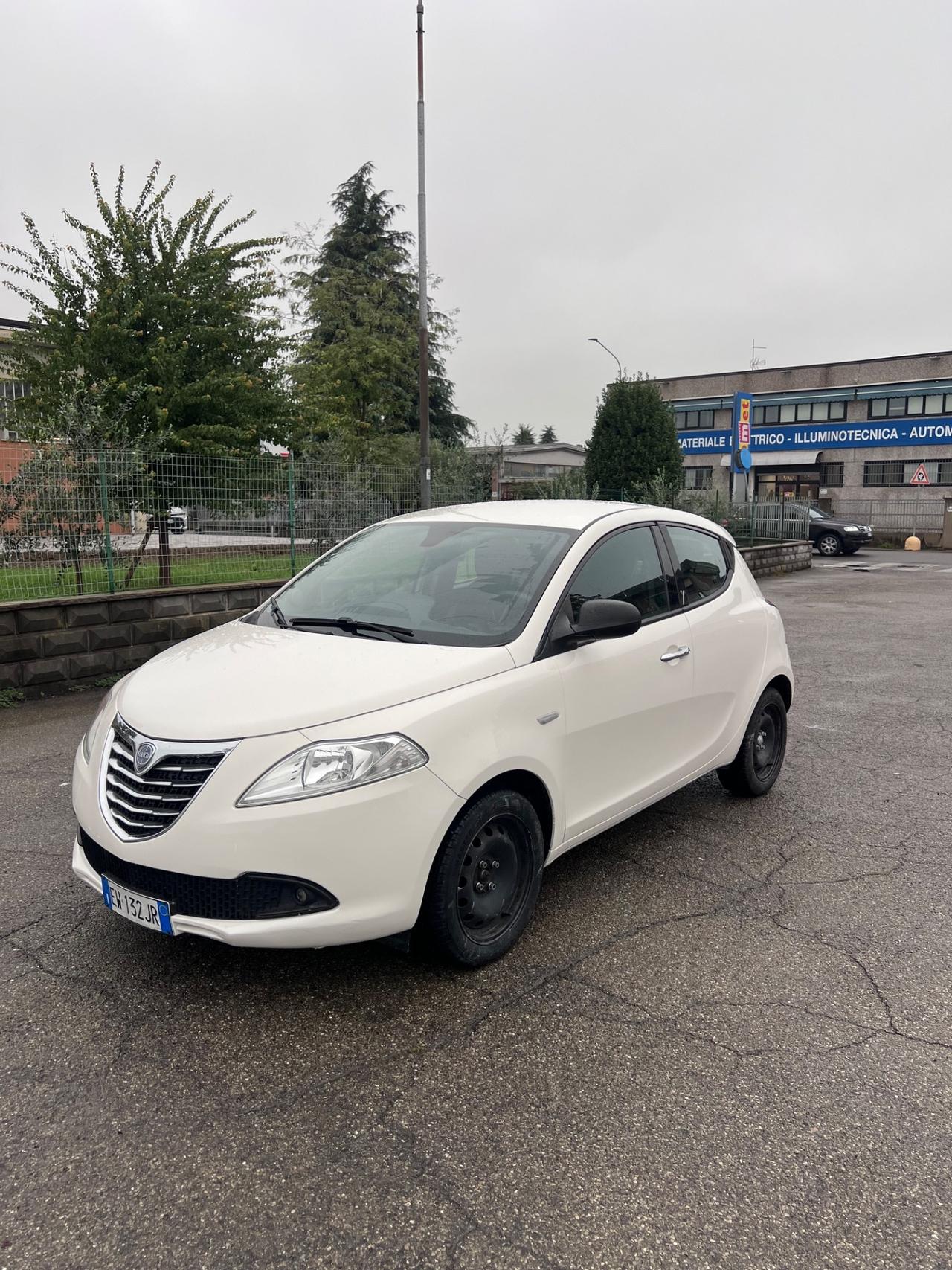 Lancia Ypsilon 1.2 69 CV 5 porte Silver