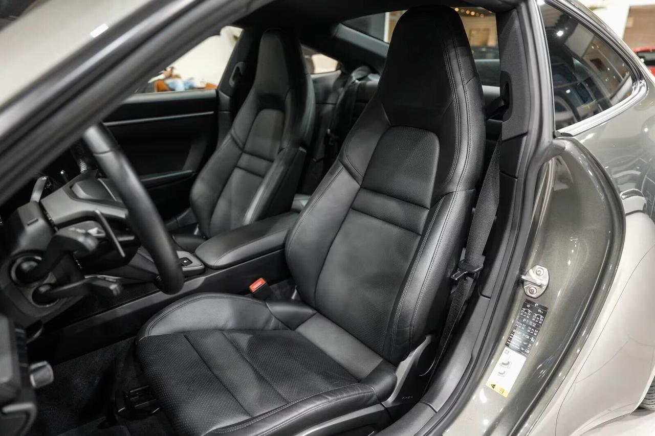 Porsche 992, 911 Coupe 3.0 Carrera auto, sedili sportivi